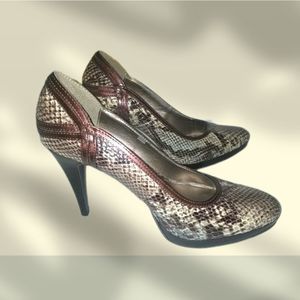 Gloria vanderbilt high heels, size 7
